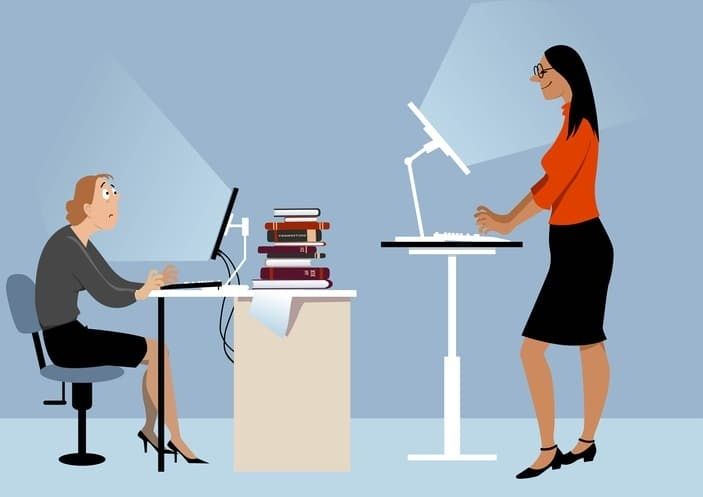 Illustration av en person som sitter och en annan som arbetar stående